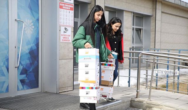 Erzurum'da üniversite öğrencileri 7 yıldır çocukları bayramlıklarla sevindiriyor