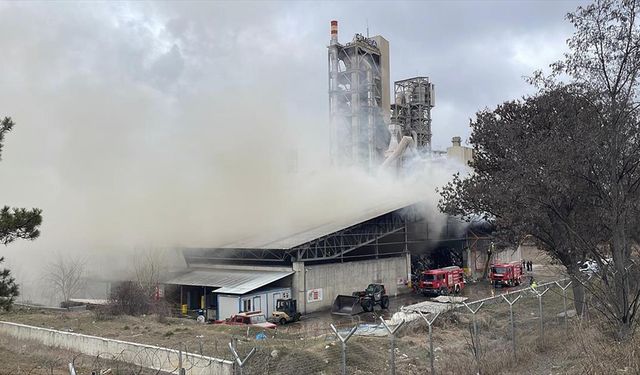 Eskişehir'de çimento fabrikasının geri dönüşüm tesisinde çıkan yangına müdahale ediliyor