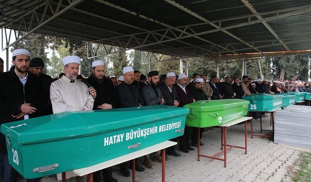 Hatay'daki trafik kazasında hayatını kaybeden 6 kişinin cenazeleri defnedildi