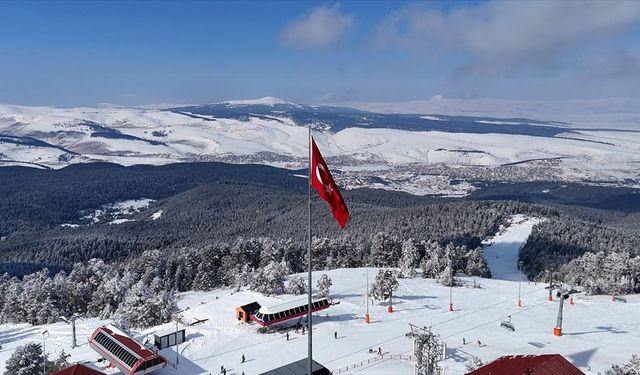İranlı turistler nevruz tatilini Sarıkamış Kayak Merkezi'nde geçiriyor