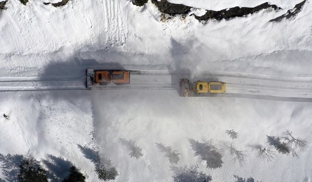 Kastamonu'da "kar kaplanları" zorlu mesaisini sahura kadar sürdürüyor
