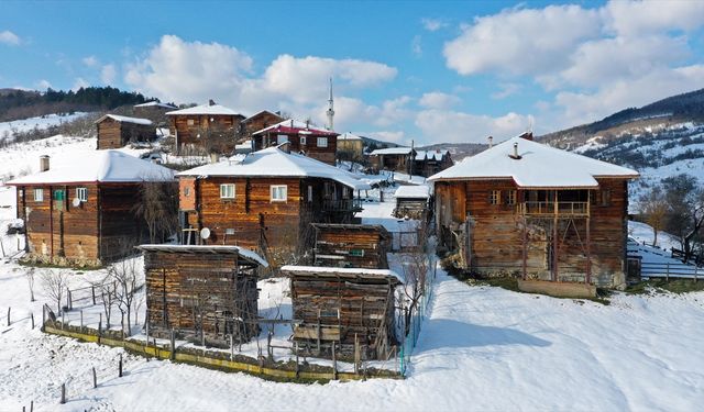 Kastamonu'nun karla buluşan ahşap evleri havadan görüntülendi