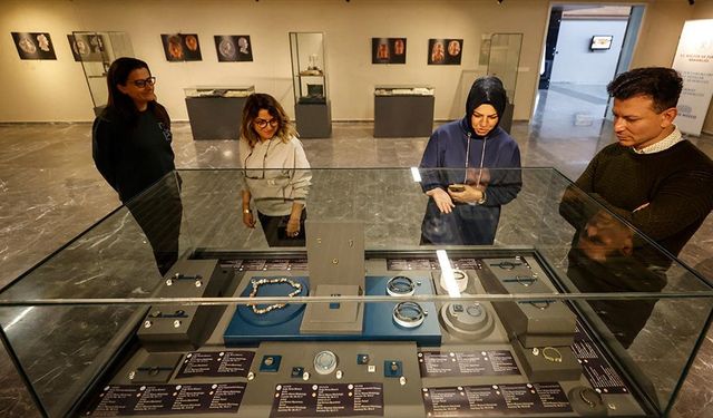 Mersin'de müzede korunan tarihi takı ve aksesuarlar sergide ziyaretçilerle buluştu