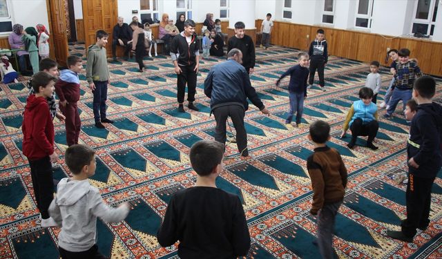 Sakarya'da camiye gelen çocuklar oyun ve hediyelerle ramazan coşkusunu yaşıyor