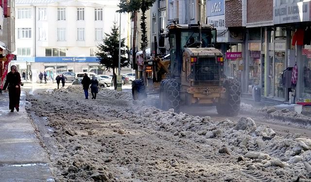 Sarıkamış'ta tehlike saçan kar ve buzlar ilçe dışına taşınıyor