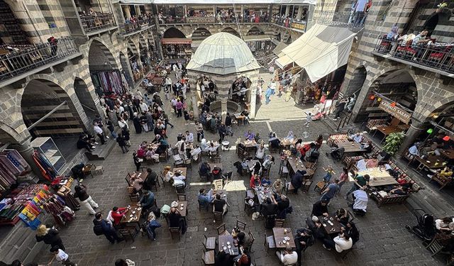Diyarbakır'da turizmciler ve esnaf çifte bayram yaptı