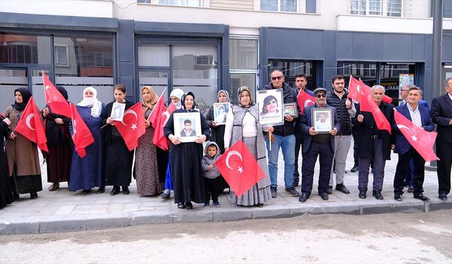 Vanlı aileler DEM Parti İl Başkanlığı önündeki eylemlerini sürdürdü