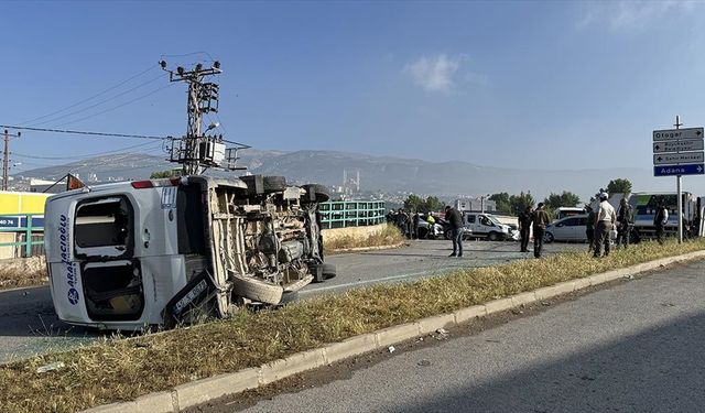 Kahramanmaraş'ta işçi servisi ile otomobilin çarpıştığı kazada 12 kişi yaralandı