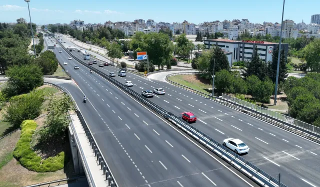 Antalya'da kavşak girişi üç şeride çıkarılarak genişletildi