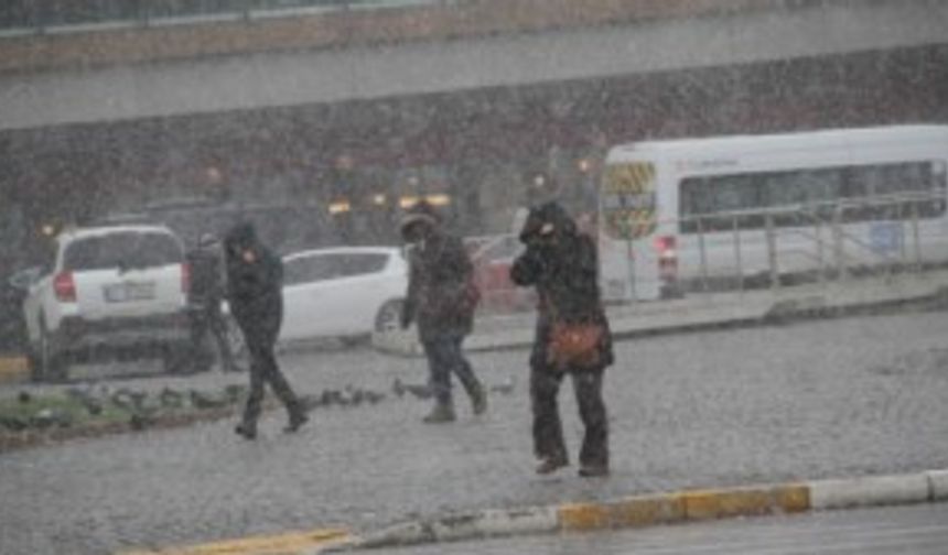 Taksim’de kar yağışı etkisini gösterdi