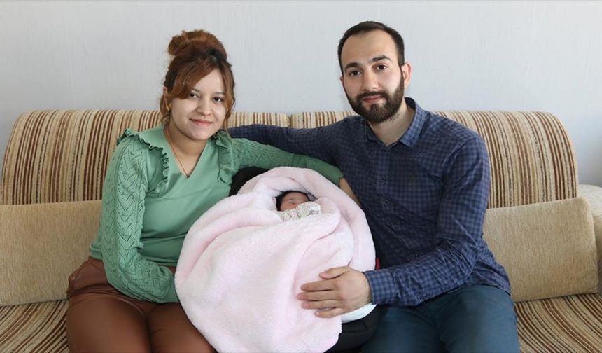 Bebekleri Karaman'da dünyaya gelen depremzede çift, buruk bir sevinç yaşıyor