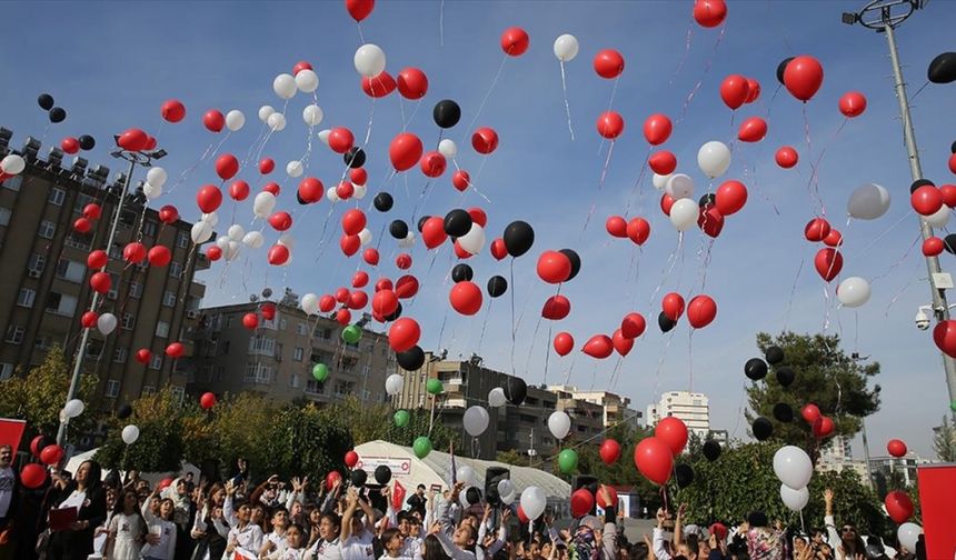 İsrail'in saldırılarında hayatını kaybeden Filistinli çocuklar için gökyüzüne balon bırakıldı