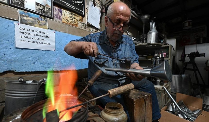 Manisa'da 58 yıllık teneke ustası, zanaatını yaşatmaya çalışıyor