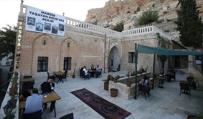 Mardin'in kültürünü ve sanatını tanımak için 400 yıllık konağı ziyaret ediyorlar