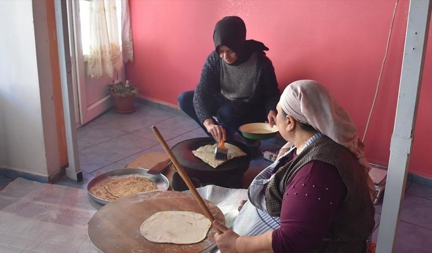 Afyonkarahisar'da kadınlar yöresel hamur işleriyle ev ekonomisine katkı sağlıyor