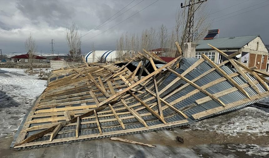 Ağrı'da kuvvetli fırtına trafo binasının çatısını uçurdu