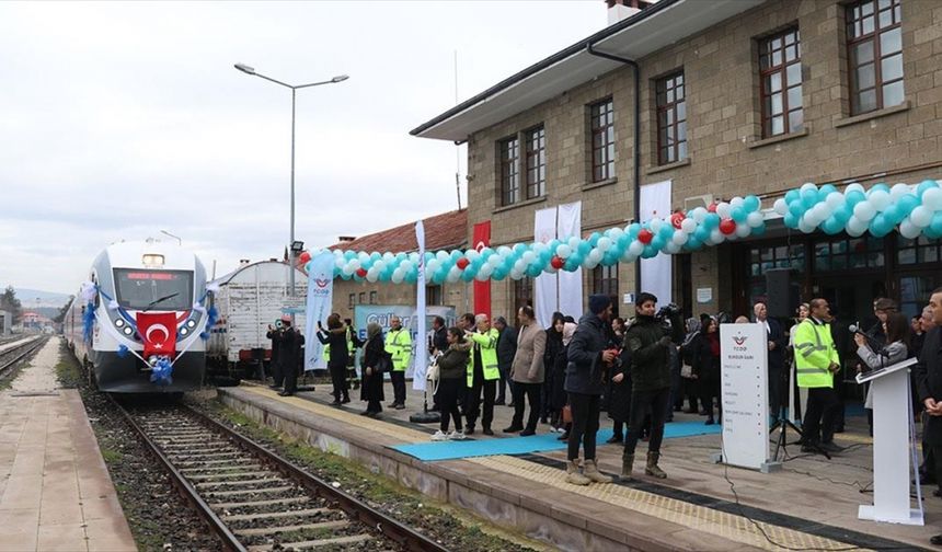 Burdur'da 15 yıllık aranın ardından tren seferleri "Güller Ekpresi"yle başladı