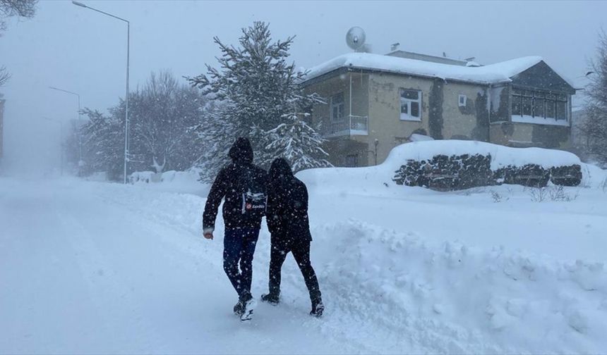 Kar kalınlığının 96 santimetre ölçüldüğü Ardahan merkezde araçlar kar altında kaldı