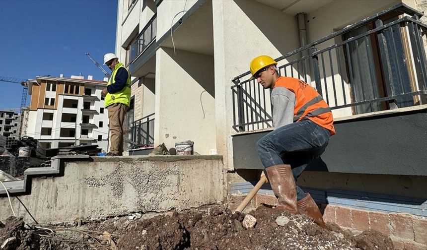 Osmaniye'deki afet konutlarının yapımında depremzedeler de çalışıyor