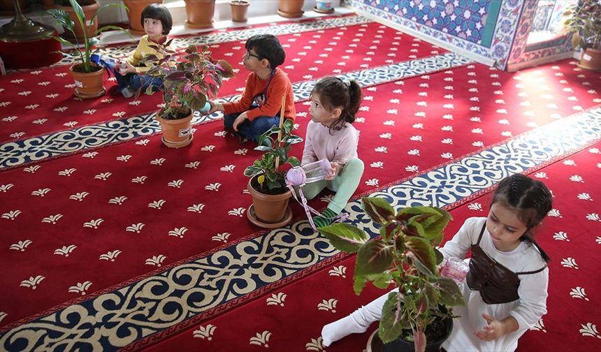 "Çiçekli Cami"deki rengarenk bitkilerin bakımı çocuklara emanet