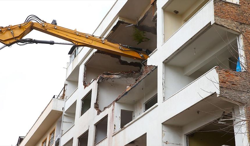 Diyarbakır'da depremde ağır hasar gören binalardan 4 bin 362'sinin yıkımı tamamlandı