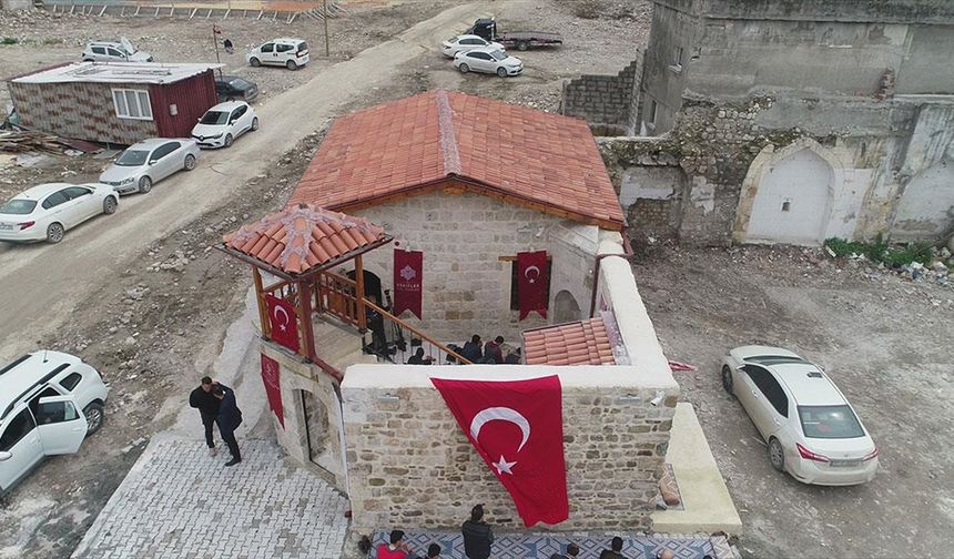 Hatay'da depremlerde hasar alan ve restorasyonu tamamlanan mescit ibadete açıldı