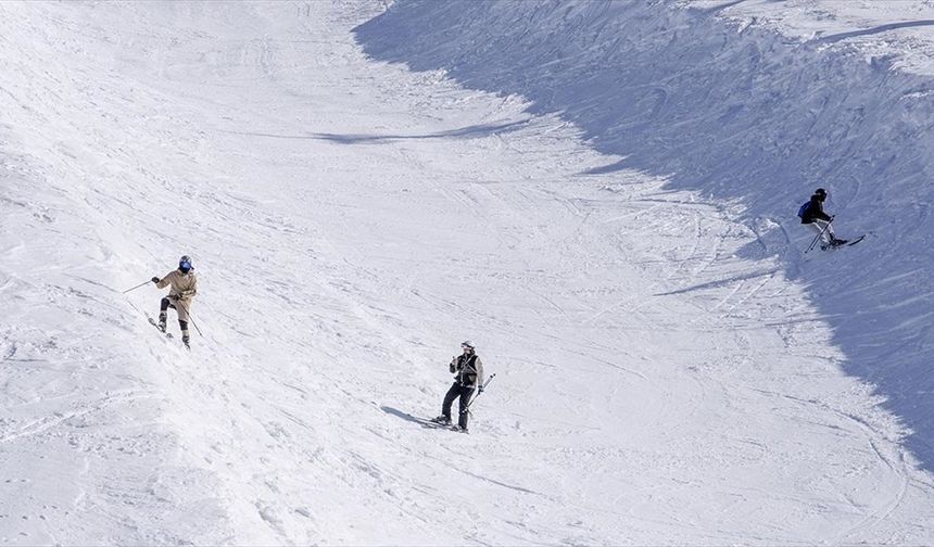 Palandöken ve Sarıkamış'ta martın son haftasında kayak keyfi sürülüyor