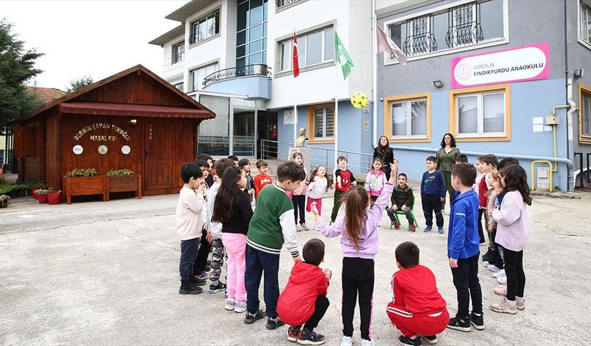 Çocuklar "kültür dostu okul"da geleneksel oyunları öğreniyor