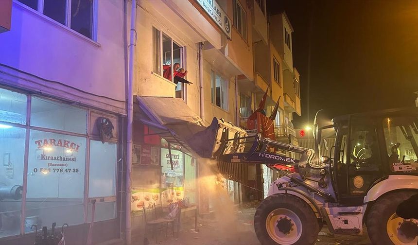 Denizli Tavas'ta CHP binasında balkonun çökmesi sonucu 18 kişi yaralandı