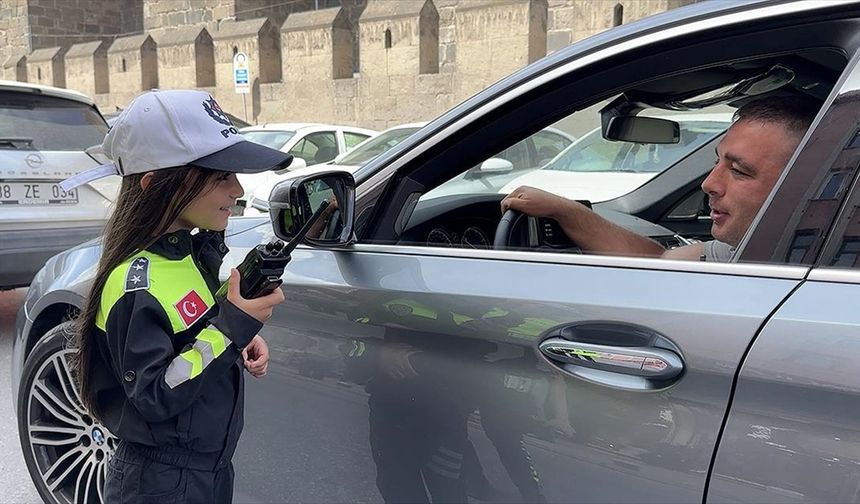 Kayseri'de çocuklar temsili polis olup trafikte denetim yaptı