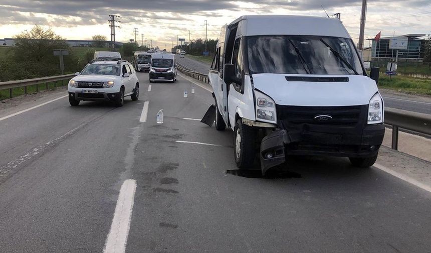 Tekirdağ'da servis araçlarının çarpıştığı trafik kazasında 16 kişi yaralandı