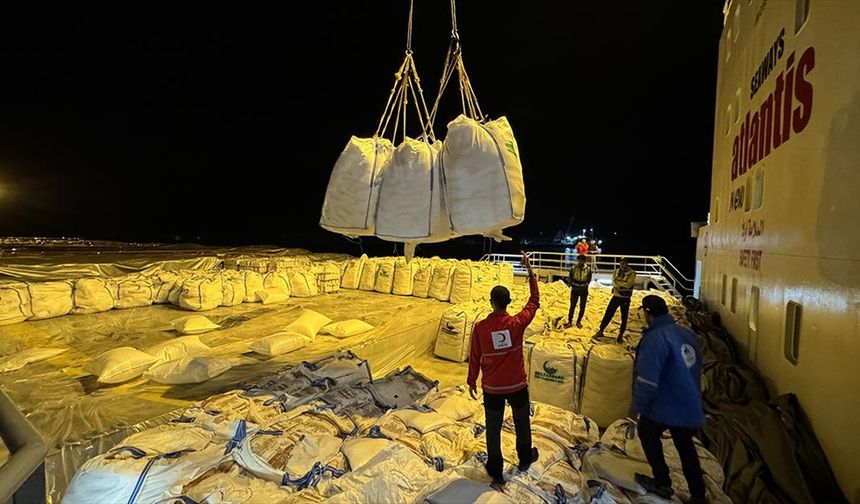 Türkiye'nin "9. İyilik Gemisi"ndeki yardım malzemelerinin indirilmesine başlandı