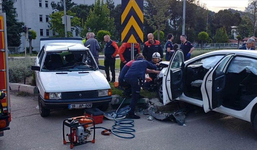 Amasya'da iki otomobil çarpıştı, 5 kişi yaralandı