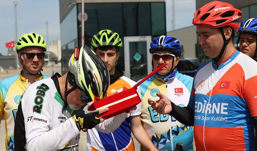 Bisikletçilerin Selanik'ten Samsun'a taşıdığı "Ata toprağı" Tekirdağ'a ulaştı