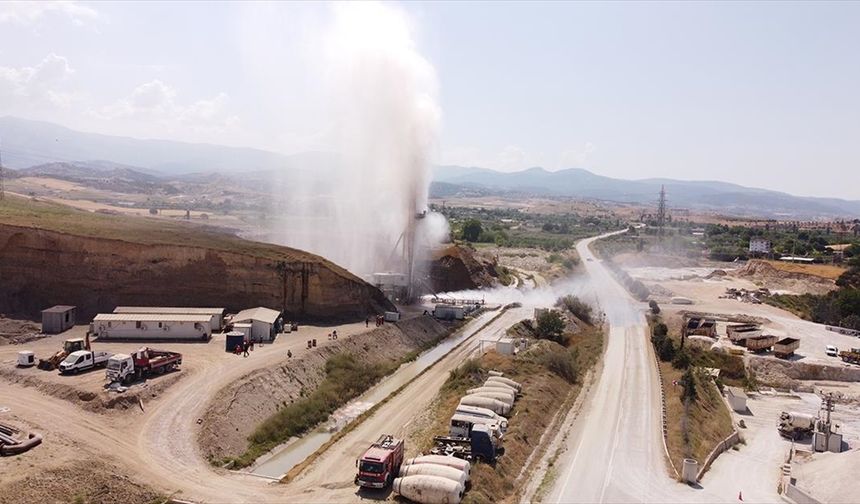 Denizli'de sondaj kuyusundan püsküren su kontrol altına alındı