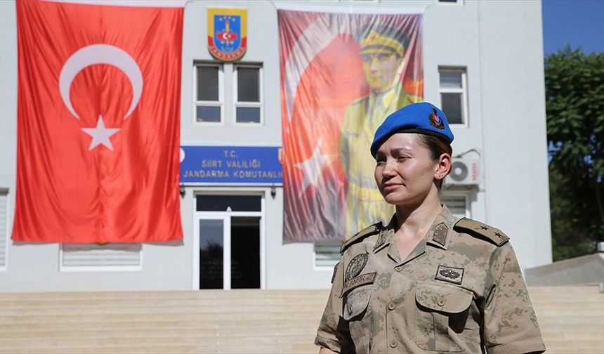 Gizem Üsteğmen, 23 Nisan'da hayalini kurduğu üniformayla görevini severek yapıyor