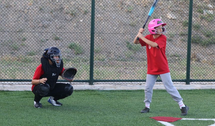 Köy okullarında softbol ile tanışan sporcular Türkiye'yi Avrupa'da temsil edecek