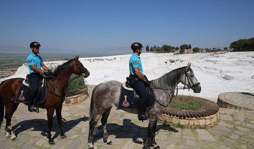 Pamukkale'de jandarma, "Hazal" ve "Yankı" adı verilen atlarla devriye görevine başladı