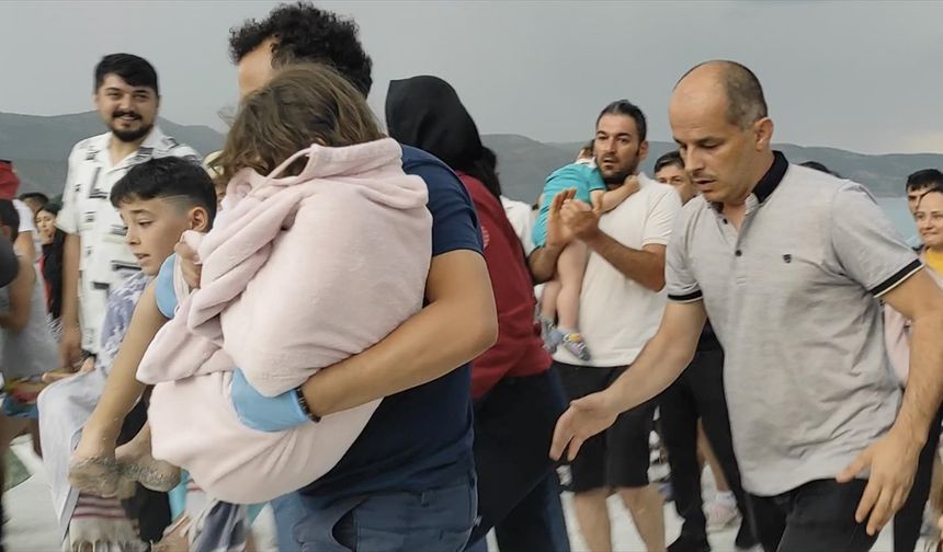 Salda Gölü'nde deniz simidiyle sürüklenen çocuğu tatilci kurtardı