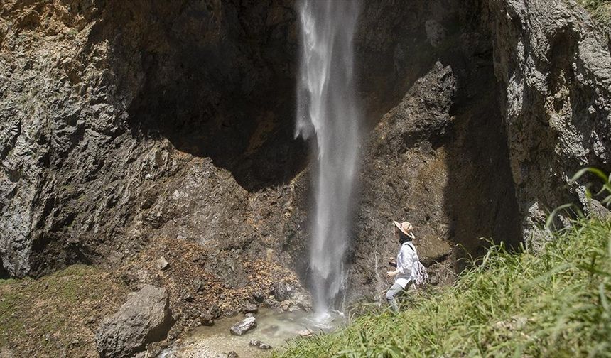 Tunceli'de 20 kilometrelik yürüyüşle ulaşılan saklı güzellik