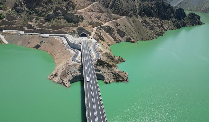 Yusufeli-Artvin kara yolunu 15,5 kilometre kısaltan Yusufeli Merkez Viyadüğü hizmete açıldı