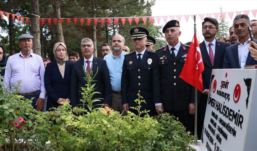 15 Temmuz kahramanı şehit Ömer Halisdemir'in kabri başında tören düzenlendi