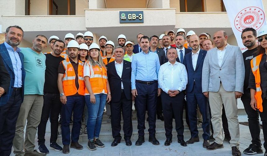 Bakan Kurum, Elazığ'da yapımı devam eden deprem konutlarını inceledi