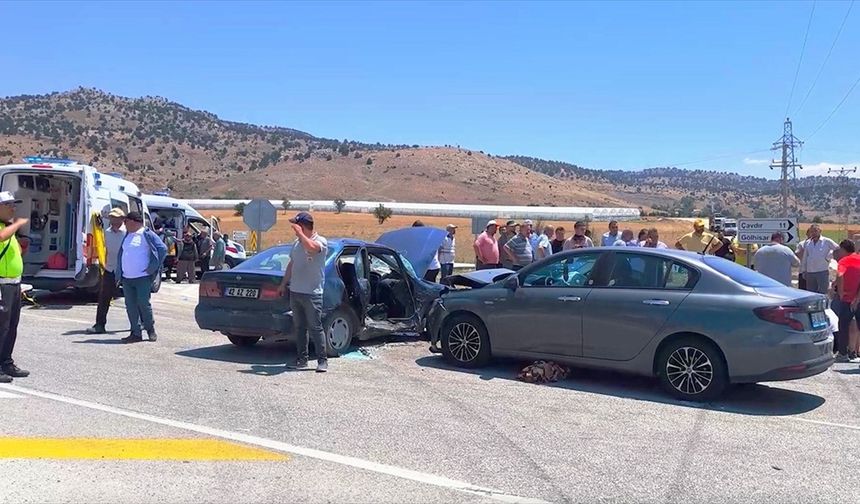 Burdur'da iki otomobilin çarpıştığı kazada 1 kişi öldü, 9 kişi yaralandı