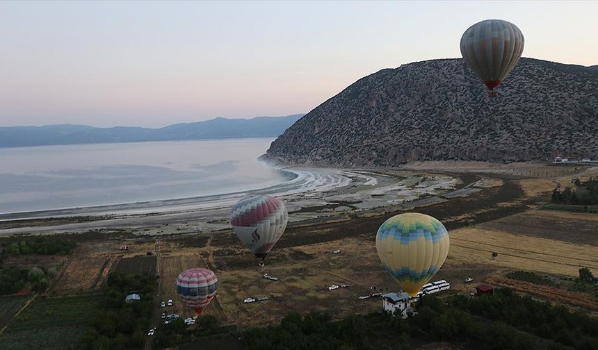 Burdur'da Salda Gölü manzaralı sıcak hava balon turizmi başlatıldı