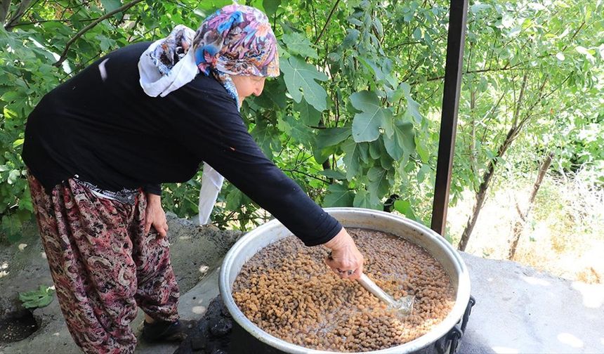 Eğin dutunun pekmeze yolculuğu için kazanlar yakıldı