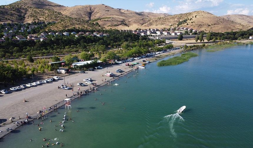 Hazar Gölü, bunaltan sıcaklarda Doğu'daki tatilcilerin adresi oldu