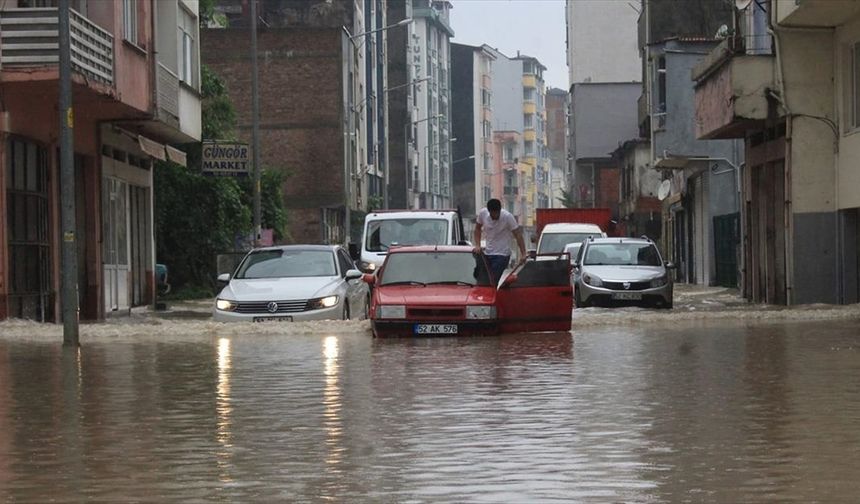 Ordu'nun Fatsa ilçesinde şiddetli yağış su baskınlarına neden oldu