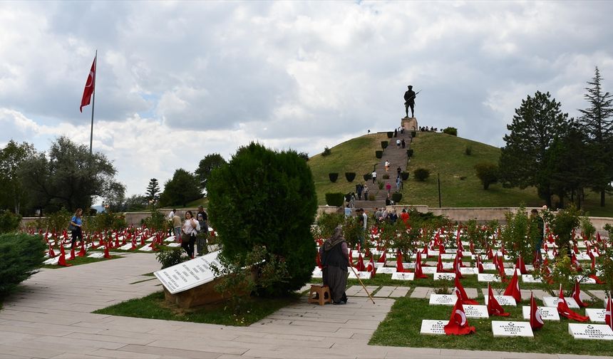 Dumlupınar Şehitliği'nin ziyaretçileri şehit ve gazileri dualarla andı