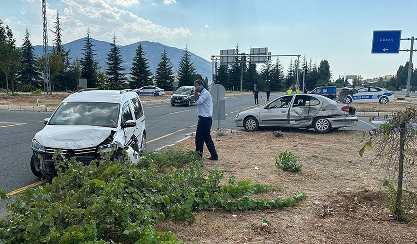 Elazığ'da hafif ticari araç ile otomobilin çarpıştığı kazada 9 kişi yaralandı